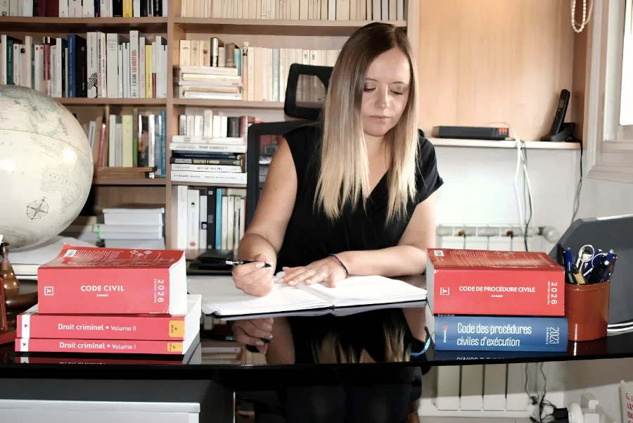 Portrait d'Aurélie Laffargue à son bureau